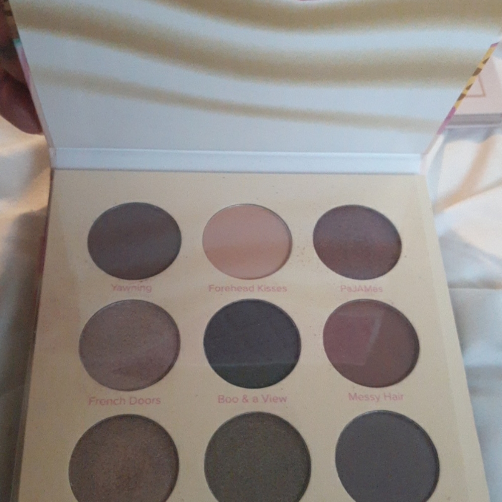 Eye shadow pallets - Picture 3 of 3
